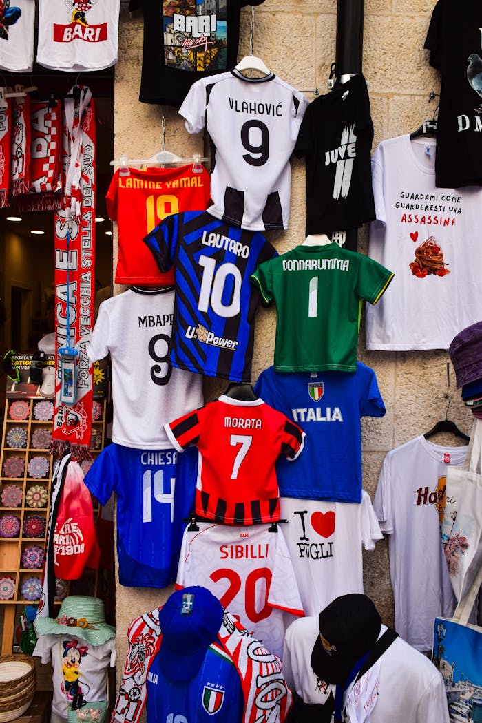 意大利普利亚大区一个热闹的街头摊位，展示着流行的足球球衣。